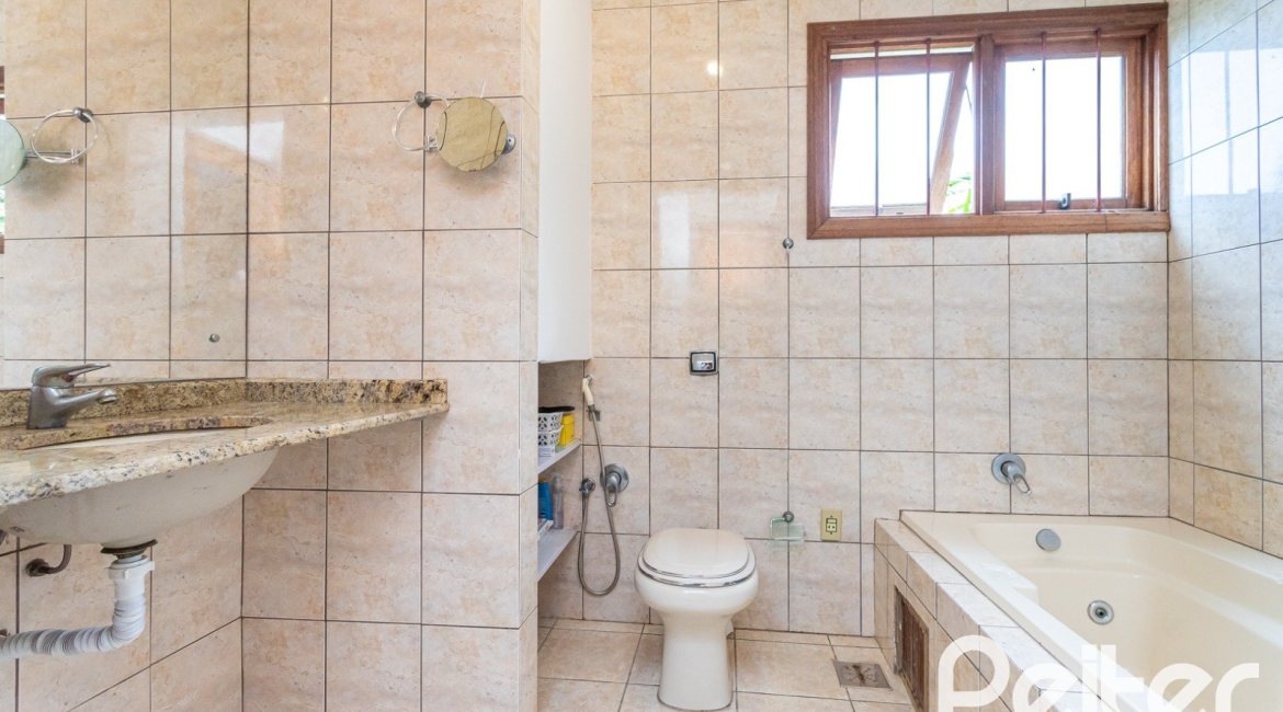 Casa à venda com 260m², 4 dormitórios, 2 suítes, 2 vagas, no bairro Teresópolis em Porto Alegre