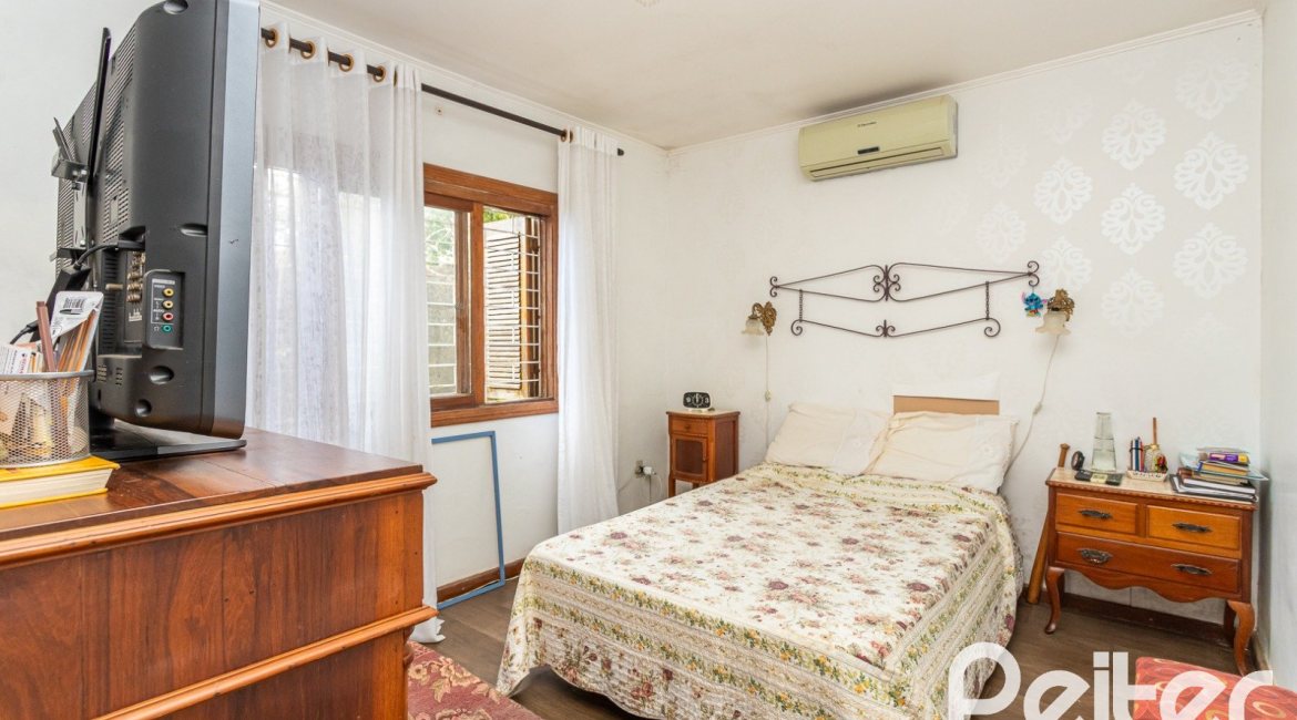 Casa à venda com 260m², 4 dormitórios, 2 suítes, 2 vagas, no bairro Teresópolis em Porto Alegre