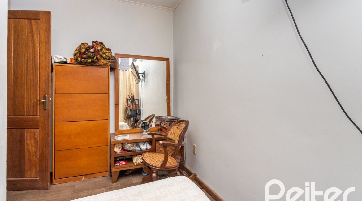Casa à venda com 260m², 4 dormitórios, 2 suítes, 2 vagas, no bairro Teresópolis em Porto Alegre