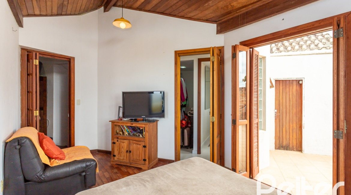 Casa à venda com 260m², 4 dormitórios, 2 suítes, 2 vagas, no bairro Teresópolis em Porto Alegre