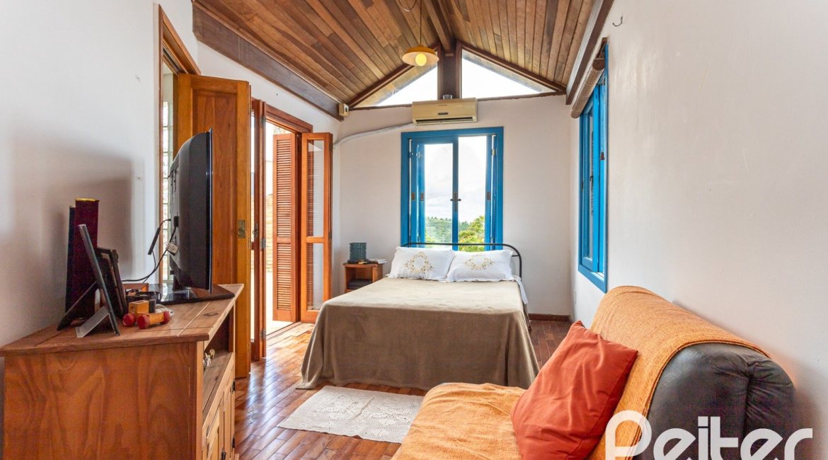 Casa à venda com 260m², 4 dormitórios, 2 suítes, 2 vagas, no bairro Teresópolis em Porto Alegre