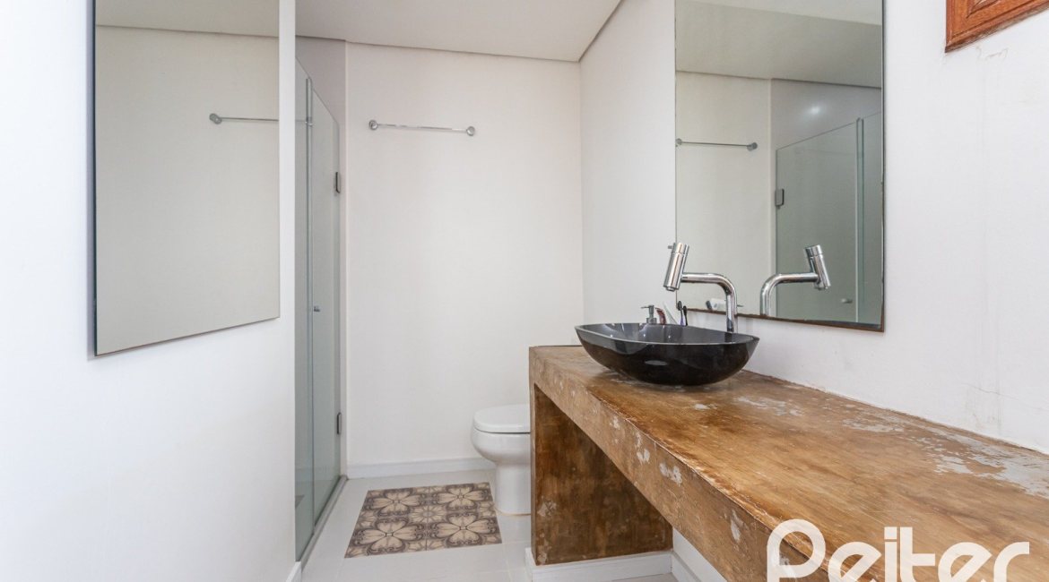 Casa à venda com 260m², 4 dormitórios, 2 suítes, 2 vagas, no bairro Teresópolis em Porto Alegre