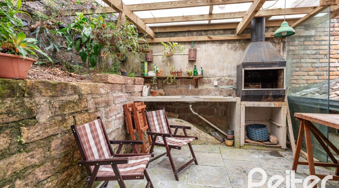 Casa à venda com 260m², 4 dormitórios, 2 suítes, 2 vagas, no bairro Teresópolis em Porto Alegre