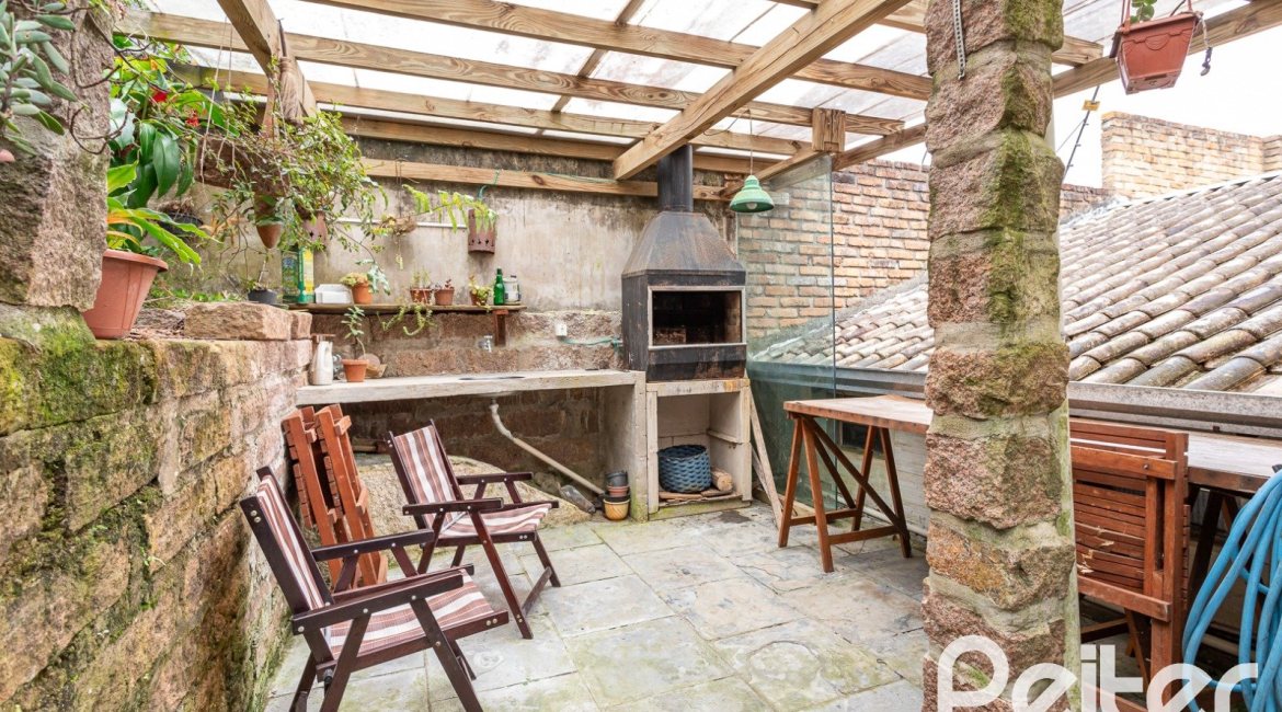 Casa à venda com 260m², 4 dormitórios, 2 suítes, 2 vagas, no bairro Teresópolis em Porto Alegre