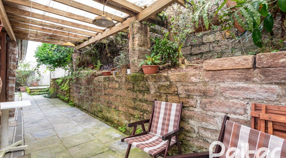 Casa à venda com 260m², 4 dormitórios, 2 suítes, 2 vagas, no bairro Teresópolis em Porto Alegre