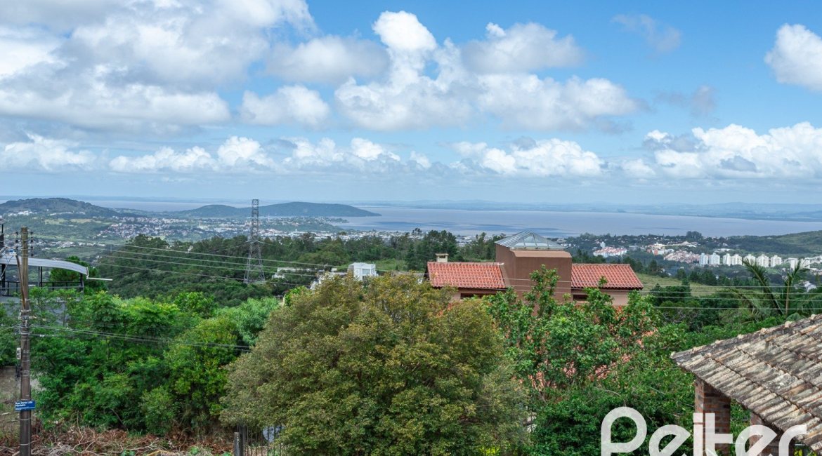 Casa à venda com 260m², 4 dormitórios, 2 suítes, 2 vagas, no bairro Teresópolis em Porto Alegre