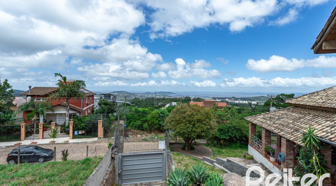 Casa à venda com 260m², 4 dormitórios, 2 suítes, 2 vagas, no bairro Teresópolis em Porto Alegre