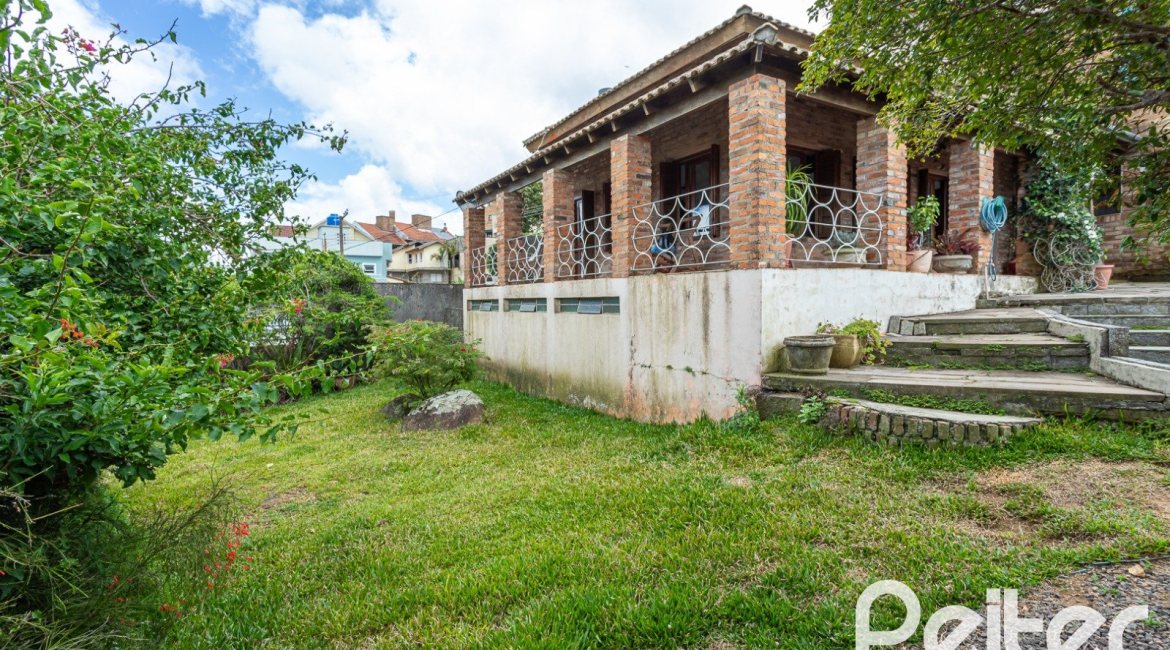 Casa à venda com 260m², 4 dormitórios, 2 suítes, 2 vagas, no bairro Teresópolis em Porto Alegre