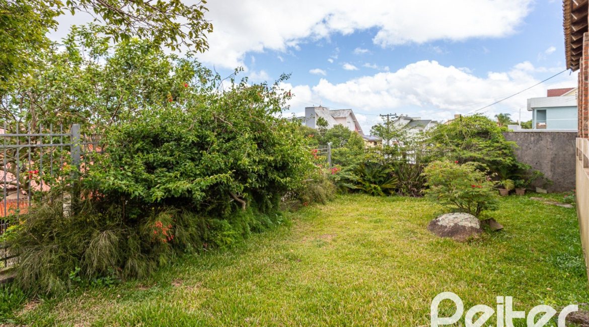 Casa à venda com 260m², 4 dormitórios, 2 suítes, 2 vagas, no bairro Teresópolis em Porto Alegre