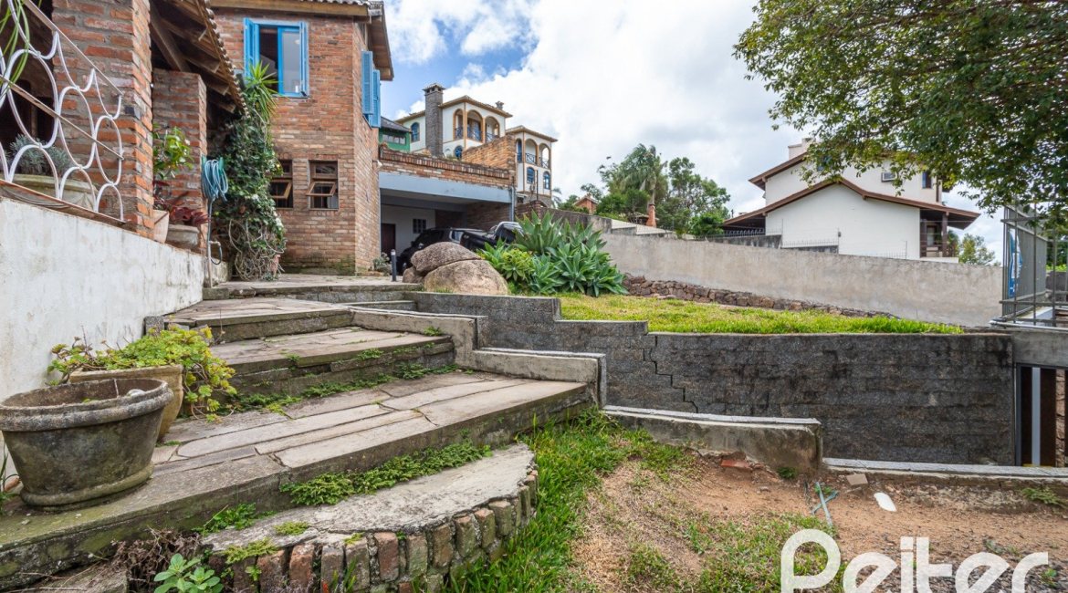 Casa à venda com 260m², 4 dormitórios, 2 suítes, 2 vagas, no bairro Teresópolis em Porto Alegre