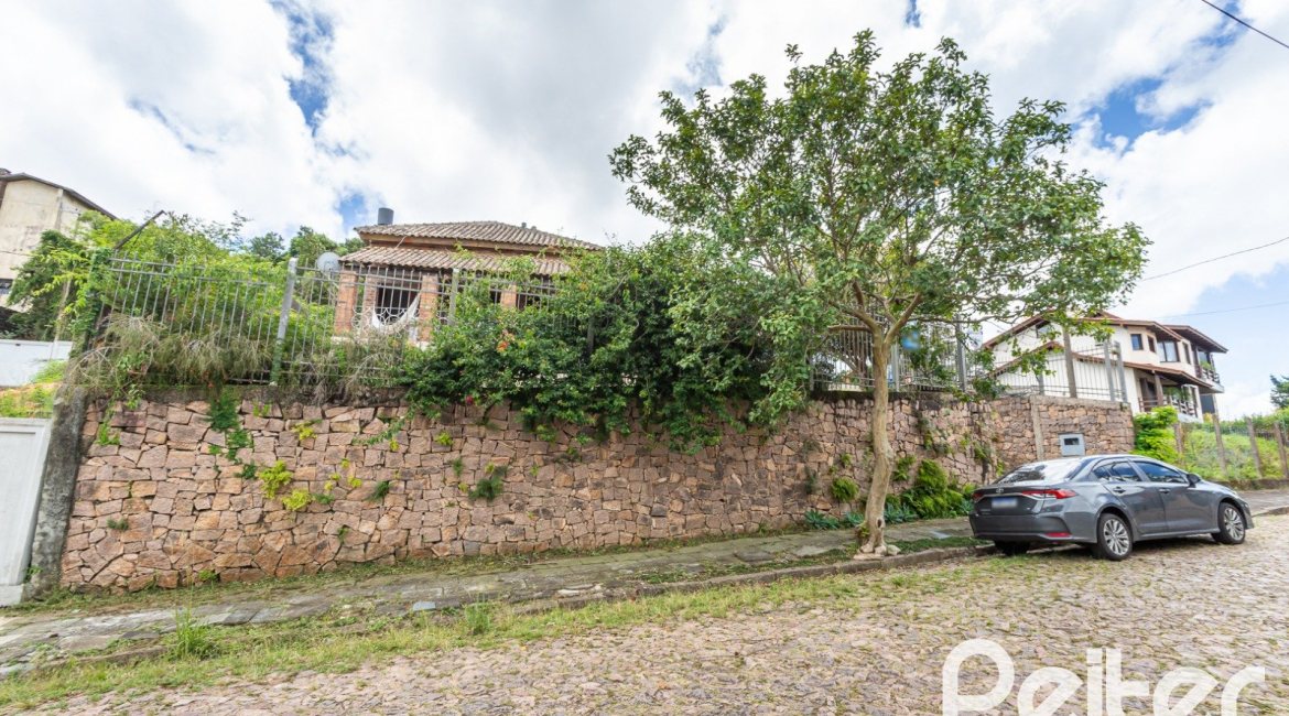 Casa à venda com 260m², 4 dormitórios, 2 suítes, 2 vagas, no bairro Teresópolis em Porto Alegre