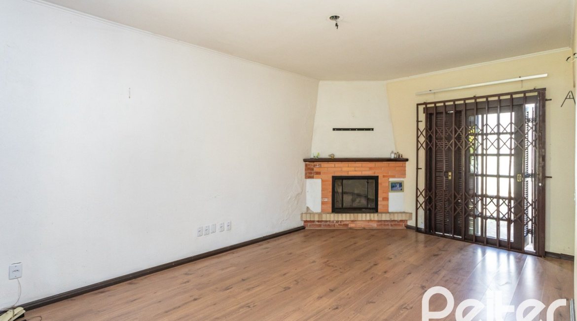 Casa à venda com 290m², 4 dormitórios, 1 suíte, 4 vagas, no bairro Ipanema em Porto Alegre