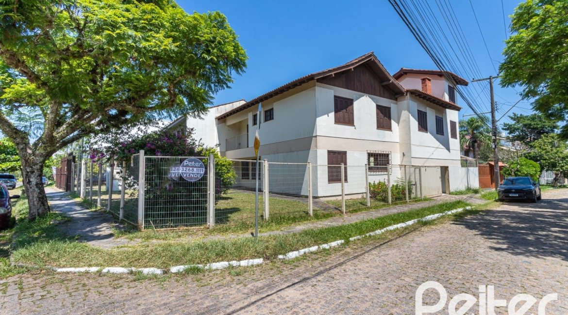 Casa à venda com 290m², 4 dormitórios, 1 suíte, 4 vagas, no bairro Ipanema em Porto Alegre