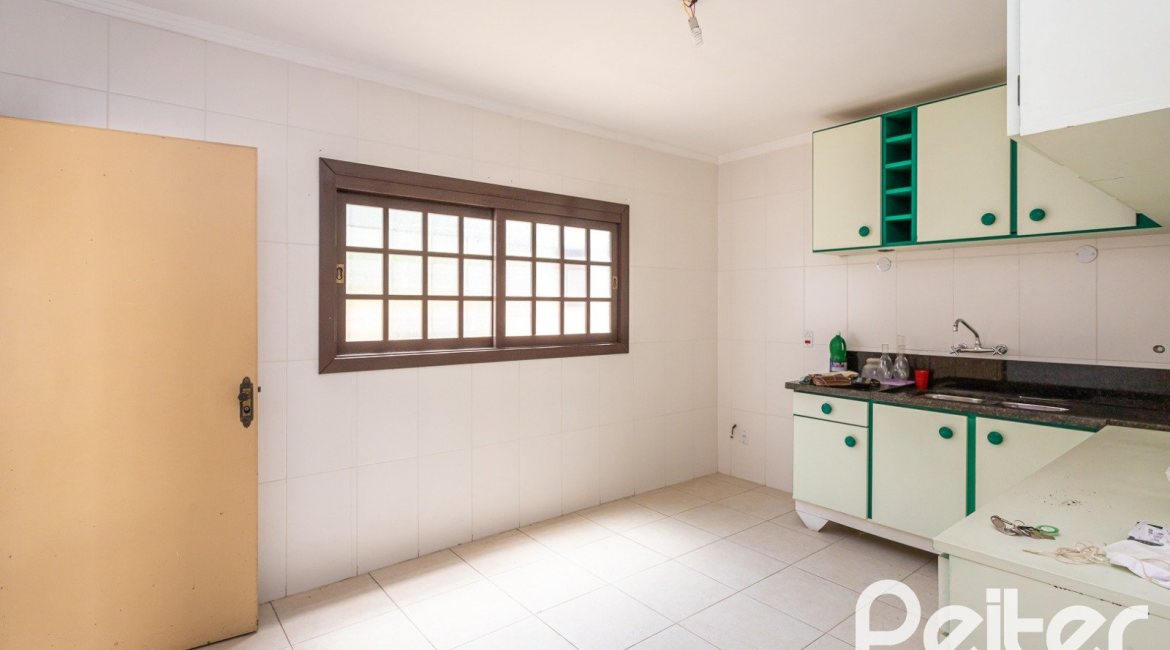 Casa à venda com 290m², 4 dormitórios, 1 suíte, 4 vagas, no bairro Ipanema em Porto Alegre