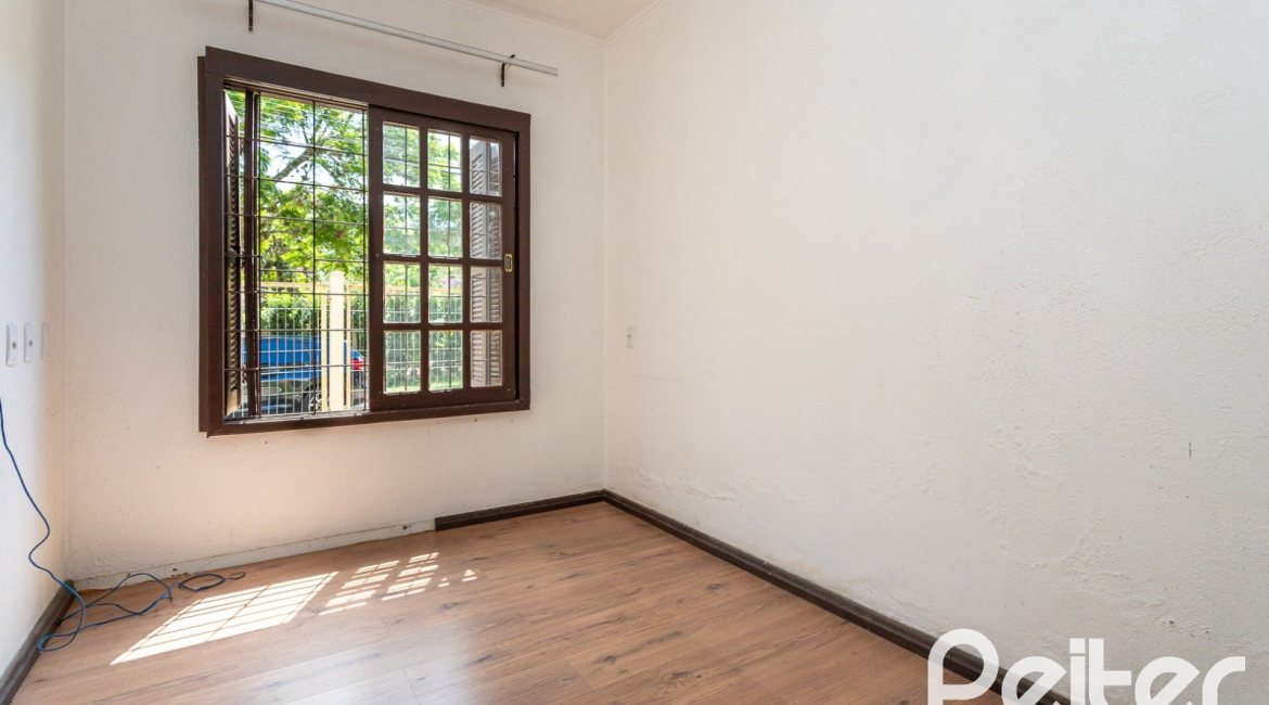 Casa à venda com 290m², 4 dormitórios, 1 suíte, 4 vagas, no bairro Ipanema em Porto Alegre