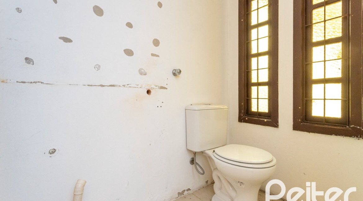 Casa à venda com 290m², 4 dormitórios, 1 suíte, 4 vagas, no bairro Ipanema em Porto Alegre