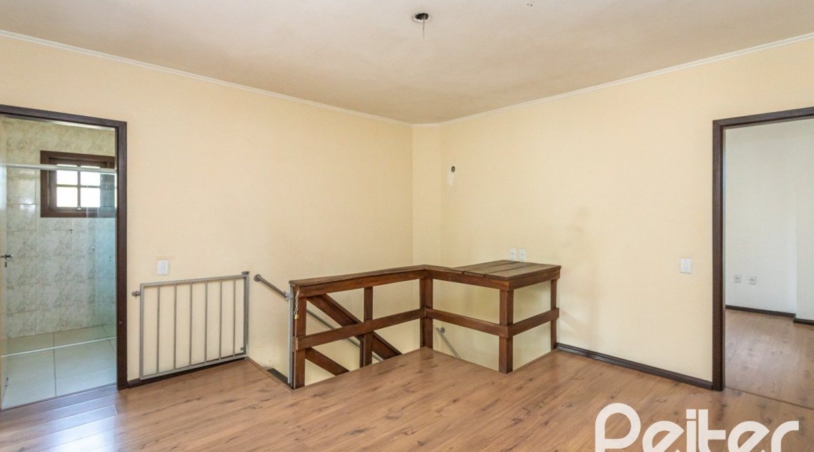 Casa à venda com 290m², 4 dormitórios, 1 suíte, 4 vagas, no bairro Ipanema em Porto Alegre