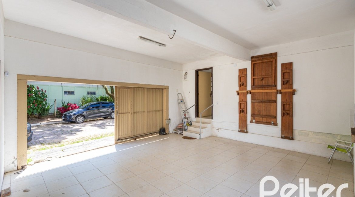 Casa à venda com 290m², 4 dormitórios, 1 suíte, 4 vagas, no bairro Ipanema em Porto Alegre