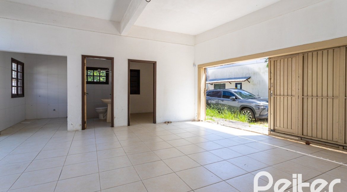 Casa à venda com 290m², 4 dormitórios, 1 suíte, 4 vagas, no bairro Ipanema em Porto Alegre