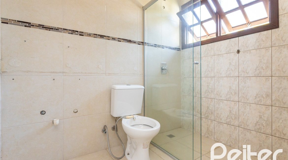 Casa à venda com 290m², 4 dormitórios, 1 suíte, 4 vagas, no bairro Ipanema em Porto Alegre