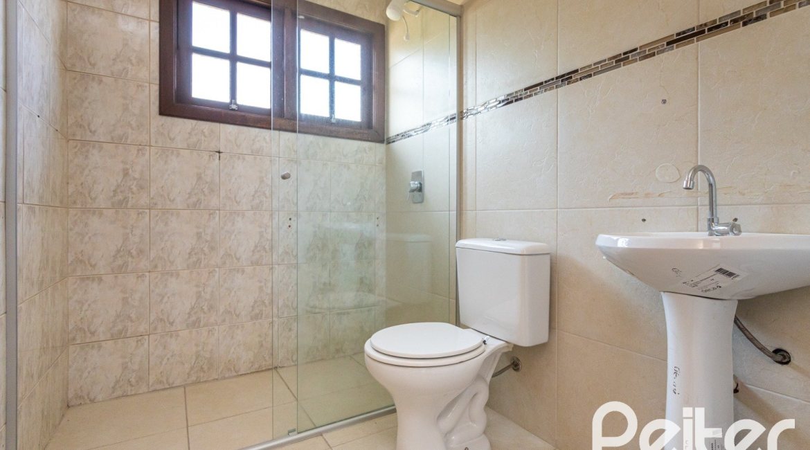 Casa à venda com 290m², 4 dormitórios, 1 suíte, 4 vagas, no bairro Ipanema em Porto Alegre