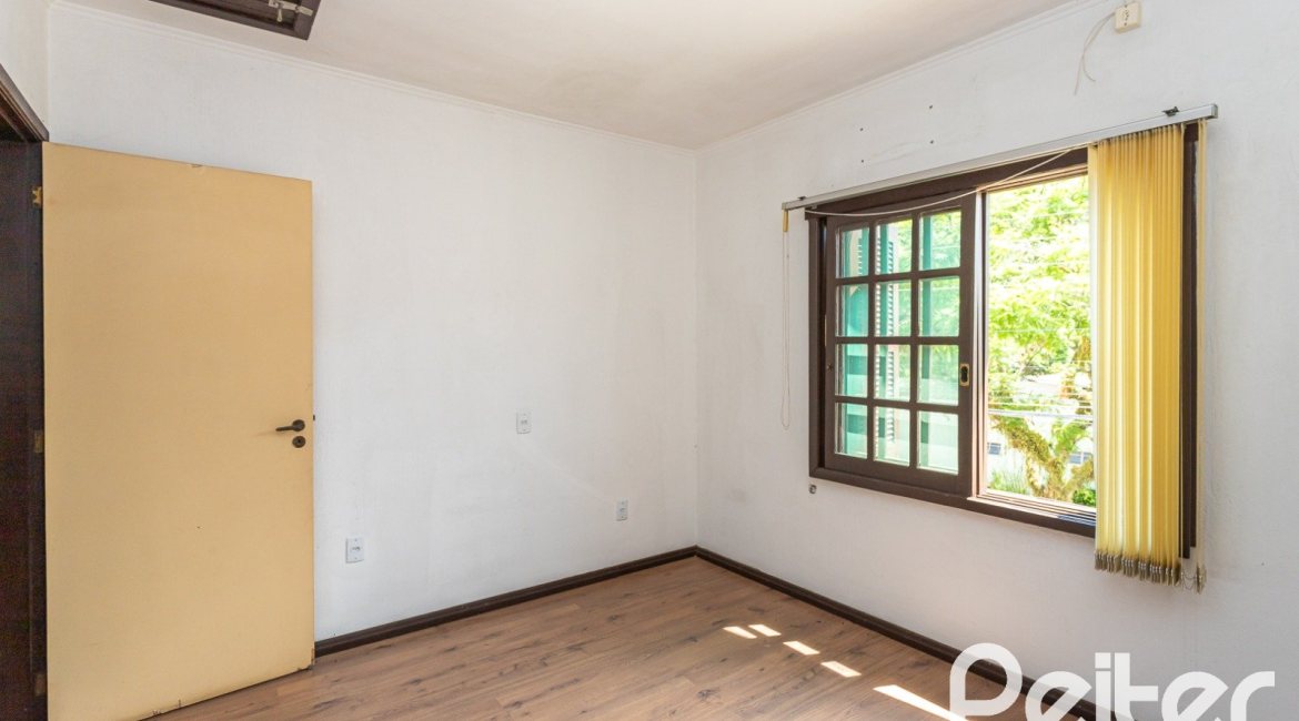 Casa à venda com 290m², 4 dormitórios, 1 suíte, 4 vagas, no bairro Ipanema em Porto Alegre