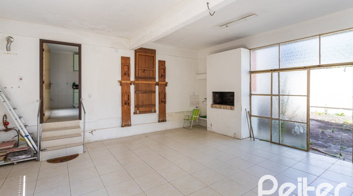 Casa à venda com 290m², 4 dormitórios, 1 suíte, 4 vagas, no bairro Ipanema em Porto Alegre