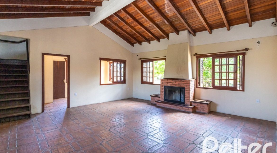 Casa à venda com 290m², 4 dormitórios, 1 suíte, 4 vagas, no bairro Ipanema em Porto Alegre