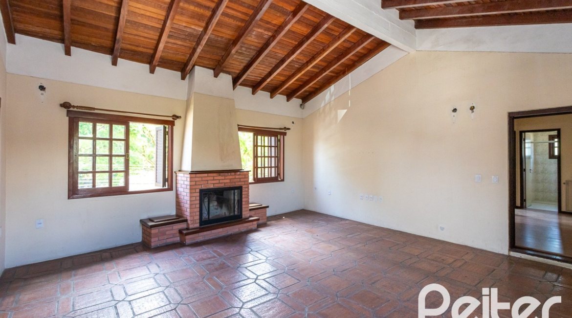 Casa à venda com 290m², 4 dormitórios, 1 suíte, 4 vagas, no bairro Ipanema em Porto Alegre