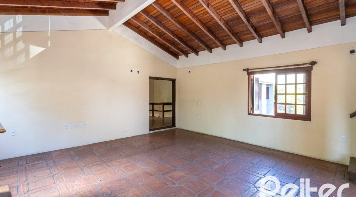 Casa à venda com 290m², 4 dormitórios, 1 suíte, 4 vagas, no bairro Ipanema em Porto Alegre