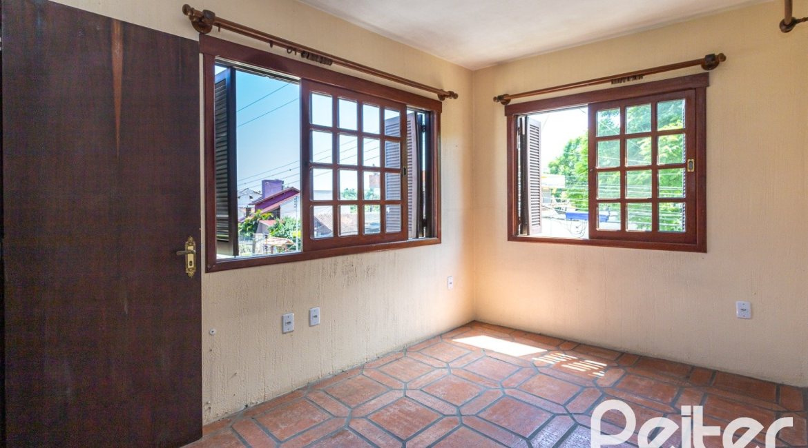 Casa à venda com 290m², 4 dormitórios, 1 suíte, 4 vagas, no bairro Ipanema em Porto Alegre