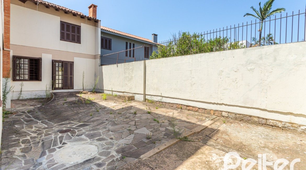 Casa à venda com 290m², 4 dormitórios, 1 suíte, 4 vagas, no bairro Ipanema em Porto Alegre
