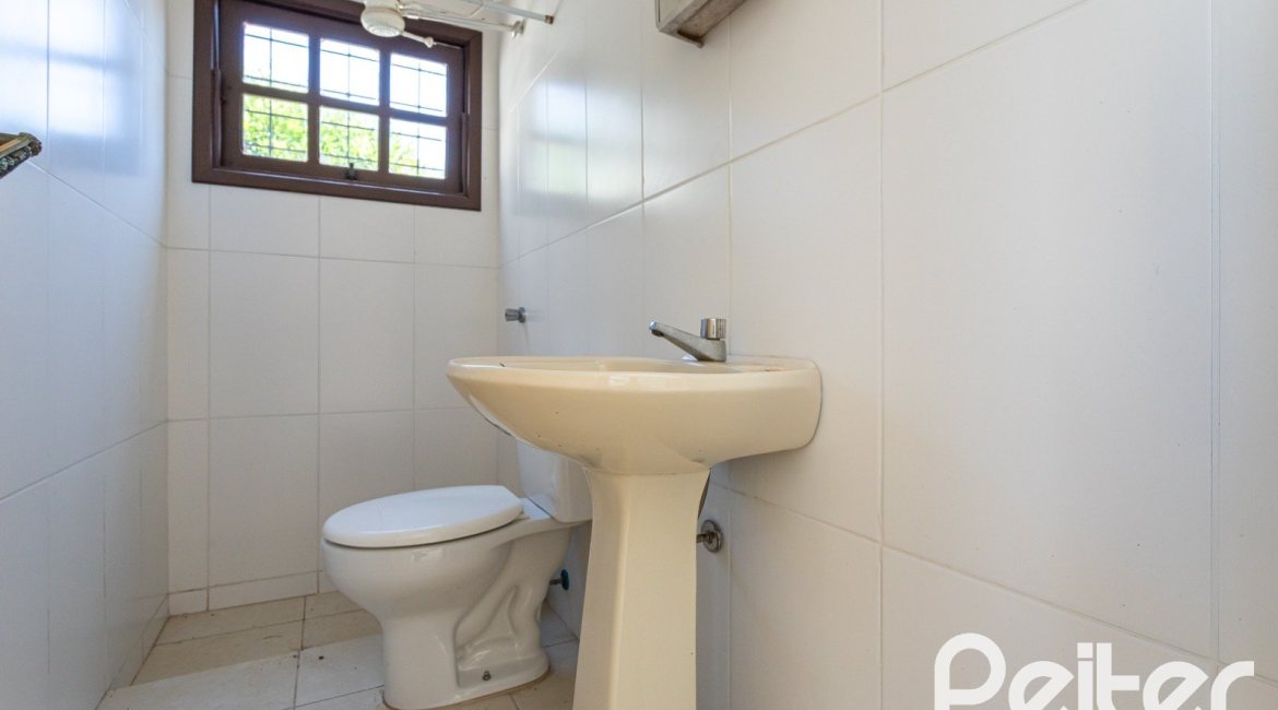 Casa à venda com 290m², 4 dormitórios, 1 suíte, 4 vagas, no bairro Ipanema em Porto Alegre