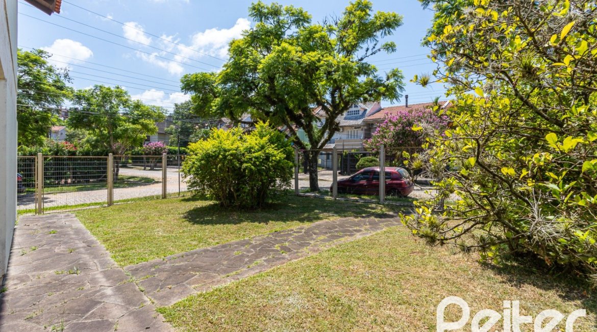 Casa à venda com 290m², 4 dormitórios, 1 suíte, 4 vagas, no bairro Ipanema em Porto Alegre