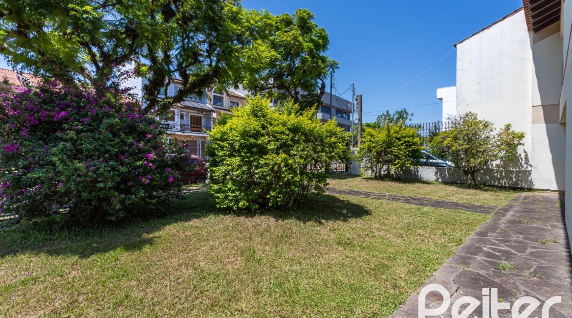 Casa à venda com 290m², 4 dormitórios, 1 suíte, 4 vagas, no bairro Ipanema em Porto Alegre