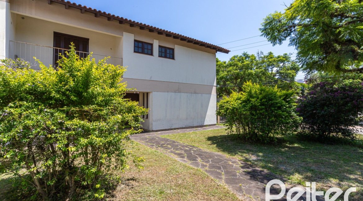 Casa à venda com 290m², 4 dormitórios, 1 suíte, 4 vagas, no bairro Ipanema em Porto Alegre