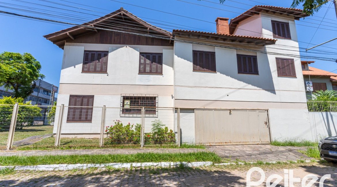 Casa à venda com 290m², 4 dormitórios, 1 suíte, 4 vagas, no bairro Ipanema em Porto Alegre