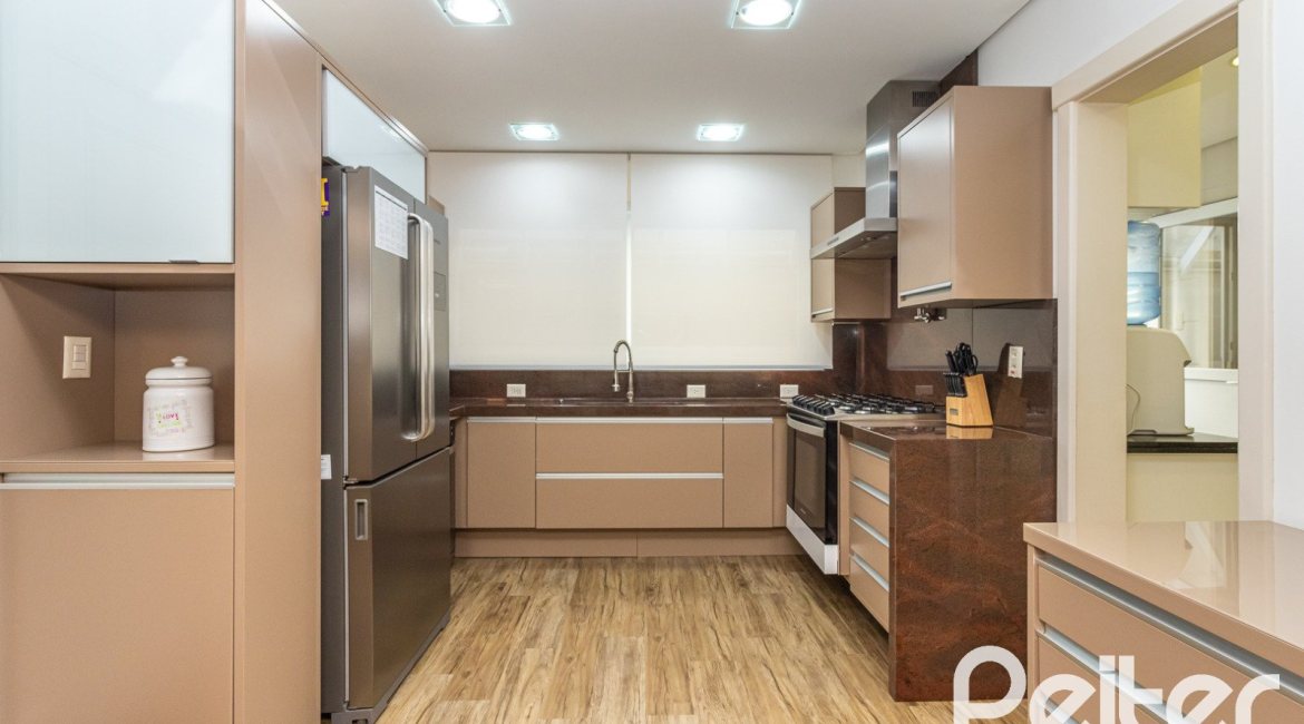 Casa em Condomínio à venda com 587m², 4 dormitórios, 4 suítes, 6 vagas, no bairro Terra Ville em PORTO ALEGRE