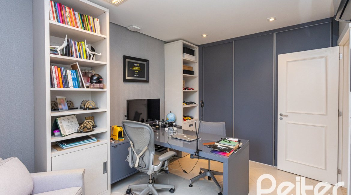 Casa em Condomínio à venda com 587m², 4 dormitórios, 4 suítes, 6 vagas, no bairro Terra Ville em PORTO ALEGRE