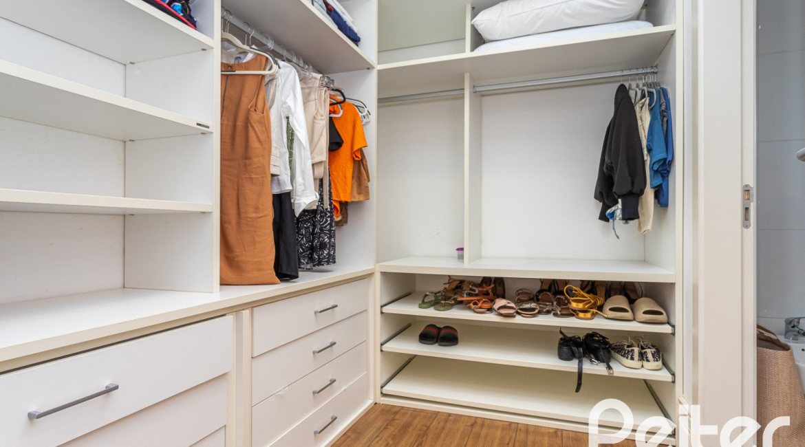 Casa em Condomínio à venda com 587m², 4 dormitórios, 4 suítes, 6 vagas, no bairro Terra Ville em PORTO ALEGRE