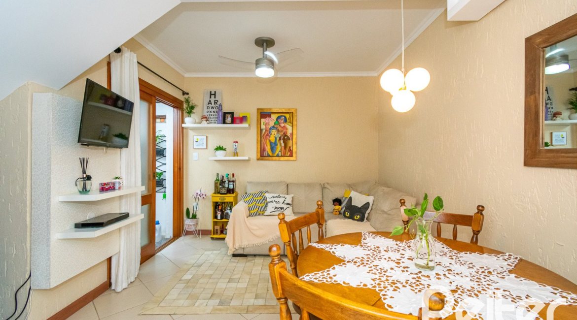 Casa em Condomínio à venda com 102m², 2 dormitórios, 1 suíte, 1 vaga, no bairro Guarujá em Porto Alegre