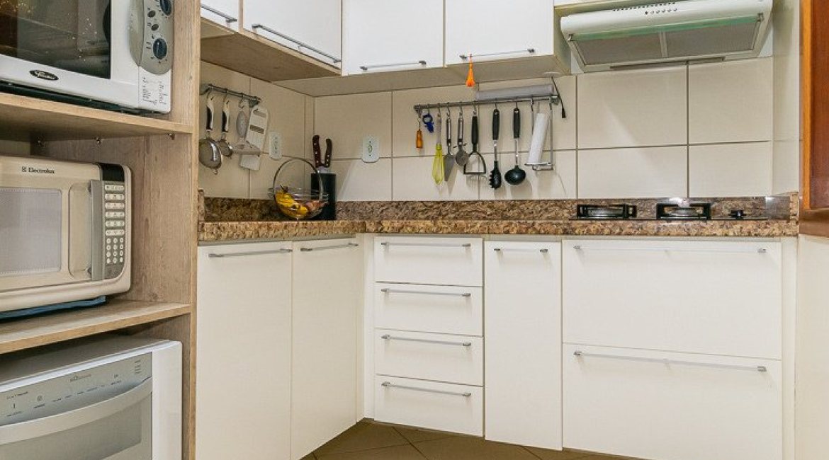 Casa em Condomínio à venda com 102m², 2 dormitórios, 1 suíte, 1 vaga, no bairro Guarujá em Porto Alegre