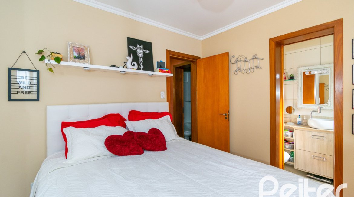 Casa em Condomínio à venda com 102m², 2 dormitórios, 1 suíte, 1 vaga, no bairro Guarujá em Porto Alegre