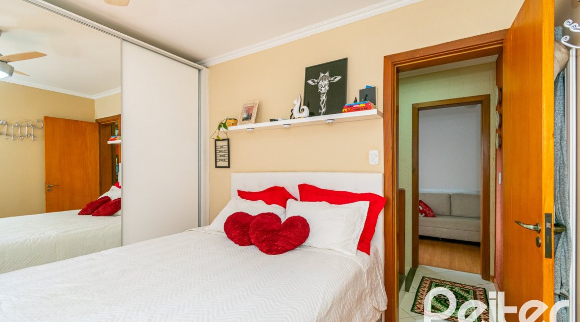 Casa em Condomínio à venda com 102m², 2 dormitórios, 1 suíte, 1 vaga, no bairro Guarujá em Porto Alegre