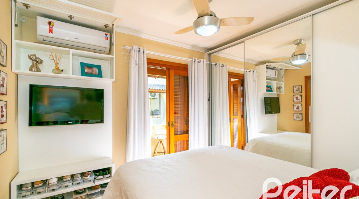 Casa em Condomínio à venda com 102m², 2 dormitórios, 1 suíte, 1 vaga, no bairro Guarujá em Porto Alegre