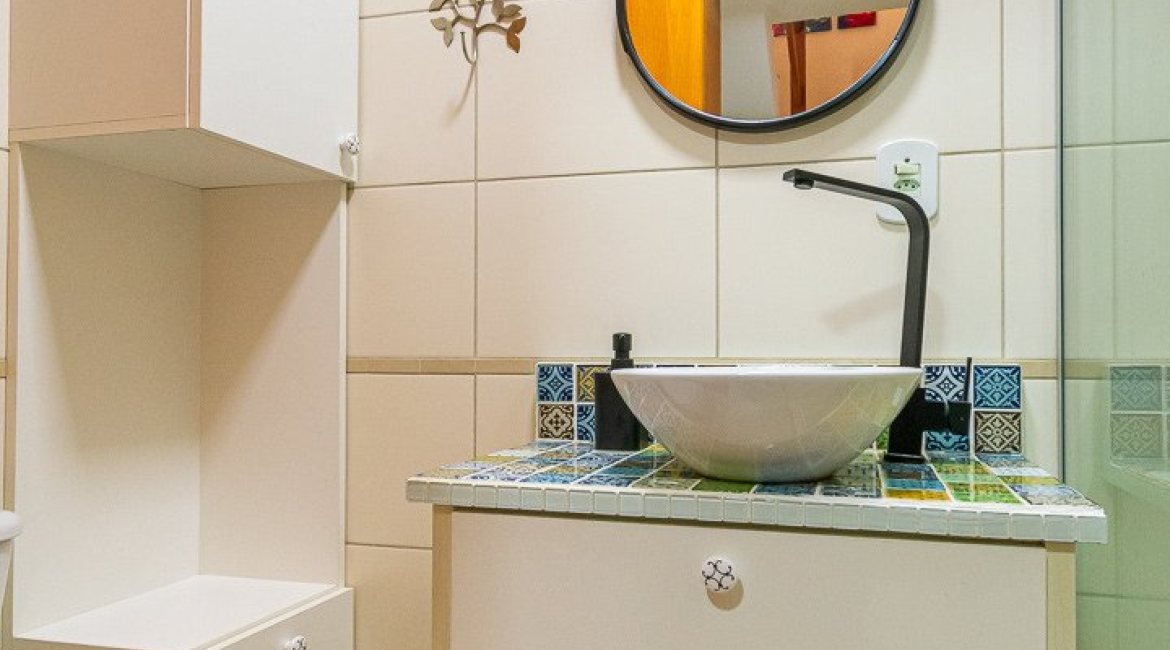 Casa em Condomínio à venda com 102m², 2 dormitórios, 1 suíte, 1 vaga, no bairro Guarujá em Porto Alegre