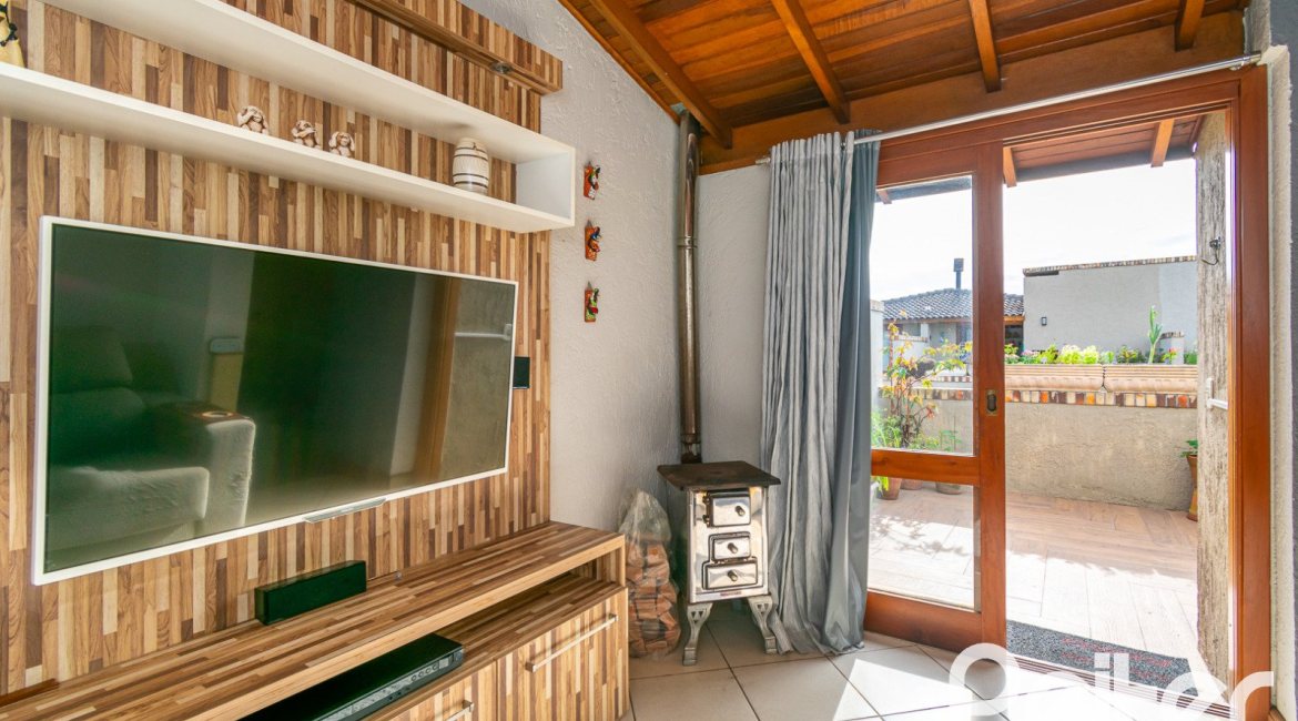 Casa em Condomínio à venda com 102m², 2 dormitórios, 1 suíte, 1 vaga, no bairro Guarujá em Porto Alegre