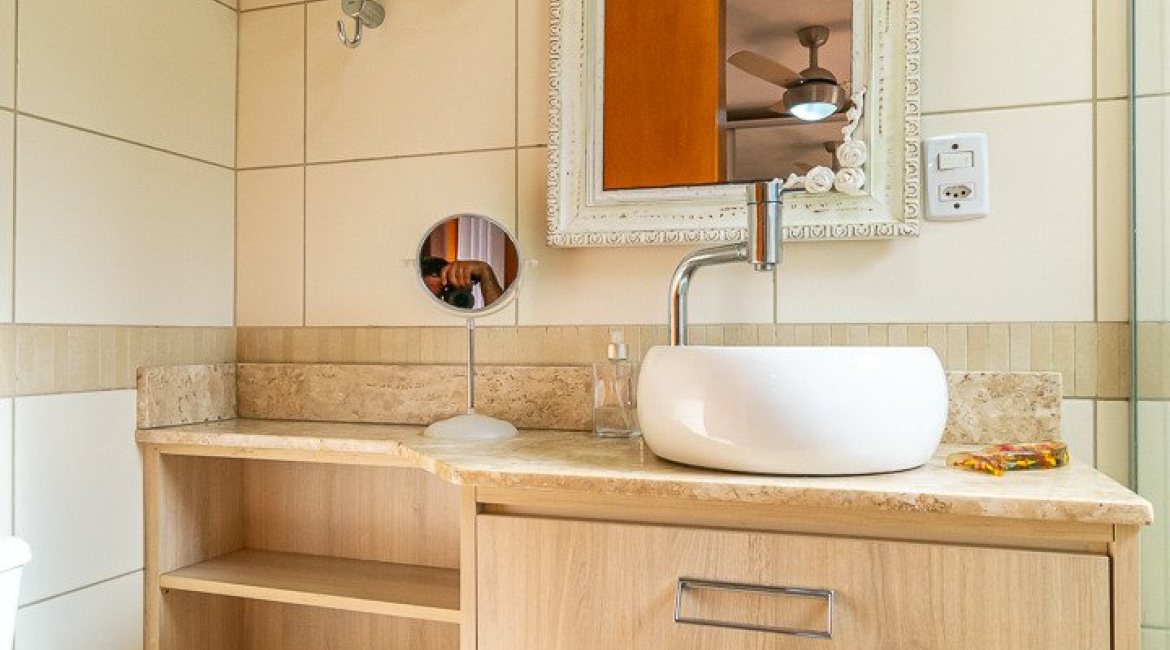 Casa em Condomínio à venda com 102m², 2 dormitórios, 1 suíte, 1 vaga, no bairro Guarujá em Porto Alegre