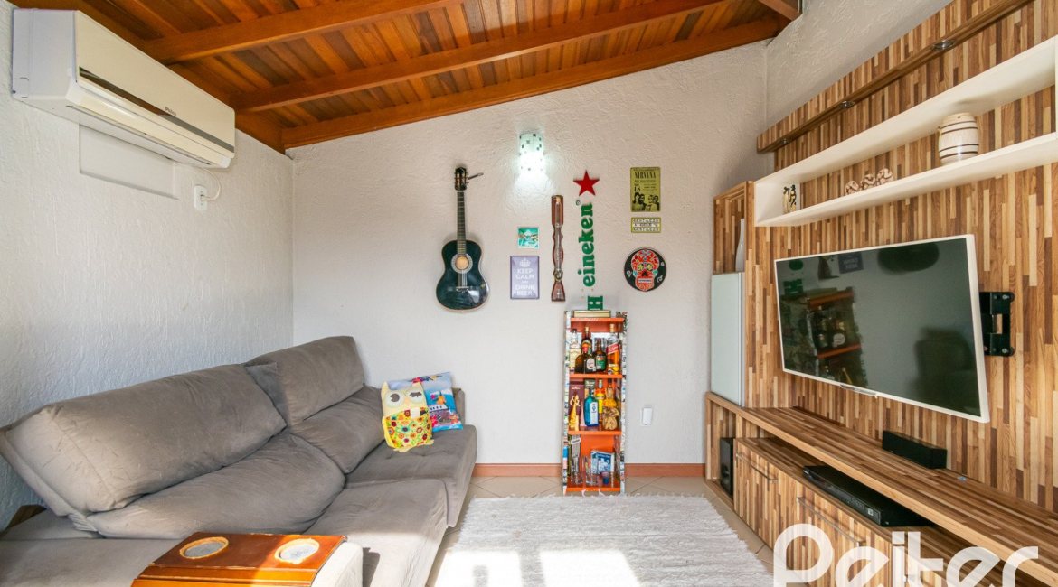 Casa em Condomínio à venda com 102m², 2 dormitórios, 1 suíte, 1 vaga, no bairro Guarujá em Porto Alegre