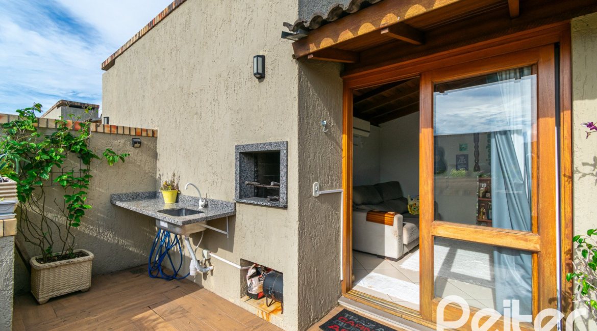 Casa em Condomínio à venda com 102m², 2 dormitórios, 1 suíte, 1 vaga, no bairro Guarujá em Porto Alegre